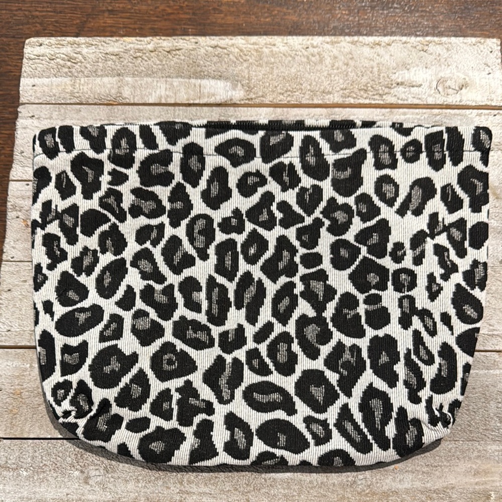 NWT Zenana Chic Leopard Print Bag with Zipper
